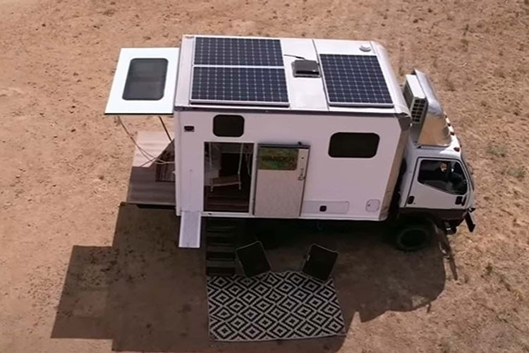 Chiếc nhà di động Isuzu NPR đặc biệt này không toát lên vẻ sang trọng và thường gây ồn ào khi đi du lịch. Nhưng bù lại, hệ dẫn động 4WD và động cơ của xe rất dễ bảo dưỡng khi cần thiết, đồng thời thể hiện tốt khả năng luồn lách đáng kinh ngạc trong môi trường đô thị, nơi có bán kính vòng quay nhỏ.