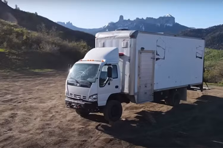 Chiếc xe tải Isuzu 4WD Box Truck Camper này chính là "ngôi nhà" của anh thợ xây Luke và con gái và nó đã được chia sẻ trên kênh YouTube từ Hành trình khổng lồ của Ngôi nhà nhỏ. Luke đã chi 54.000 USD (khoảng 1,27 tỷ đồng) để tạo ra ngôi nhà này cách đây 4 năm. "Nguyên liệu" để chế tác ra ngôi nhà là một chiếc giàn khoan, một chiếc Isuzu NPR đời 2007 sử dụng hệ dẫn động bốn bánh.