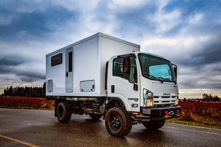 Chủ nhân đã cố gắng tạo ra một ngoại hình giống một chiếc xe tải cũ cho chiếc Isuzu này để có thể dừng/đỗ mọi nơi như những chiếc RV bình thường. Nhược điểm của chiếc xe là thiếu cửa sổ trời khi cửa chở hàng được mở. Tuy nhiên, Luke cho biết khía cạnh tàng hình là rất quan trọng để thực sự cảm thấy thoải mái ở hầu hết mọi địa điểm và chắc chắn đây là một trong những mẫu xe cắm trại thú vị nhất trên thế giới.