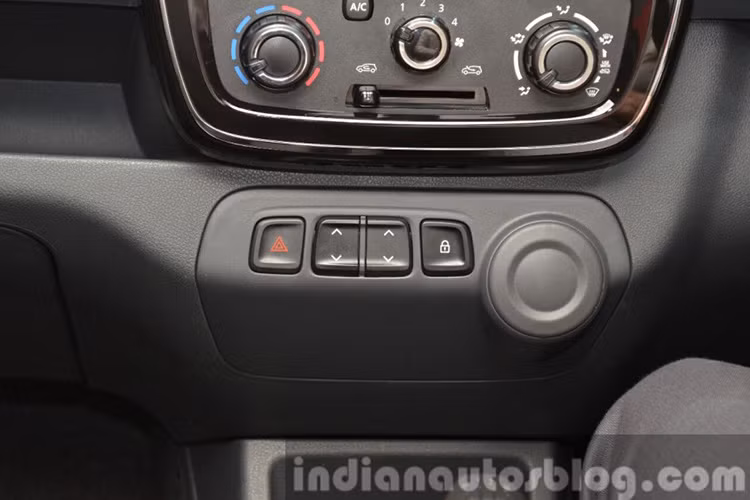 Sở hữu bình xăng dung tích 28 lít, Kwid có thể đi được quãng đường gần 700 km sau mỗi lần nạp nhiên liệu. Nhiều khả năng Renault Kwid sẽ được bổ sung phiên bản động cơ 1.0 cao cấp hơn trong thời gian tới.