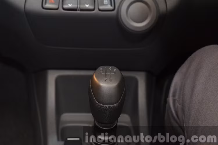 Renault Kwid sở hữu hộp số sàn 5 cấp, xe có mức tiêu hao nhiên liệu trung bình chỉ vào khoảng 4 lít/100 km.