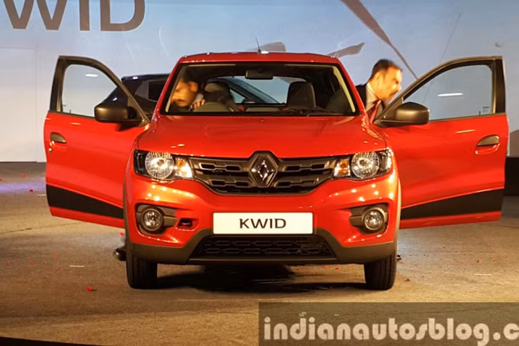 So với một chiếc xe giá rẻ thì thiết kế của Renault Kwid khá nổi bật. Xe có thiết kế khá không thua kém một chiếc crossover dù sở hữu kích thước khá nhỏ với chiều dài 3.679 mm, rộng 1.579 mm và cao 1.478 mm.