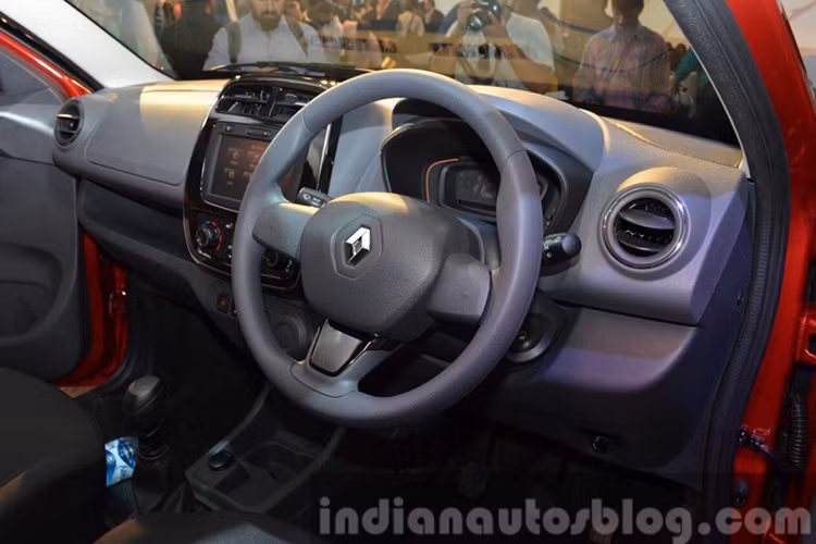 Các tính năng thiết yếu trên xe như; đèn sương mù, hệ thống dẫn đường, màn hình cảm ứng trung tâm 7 inch, kết nối Bluetooth, USB... cũng được trang bị khá đầy đủ.