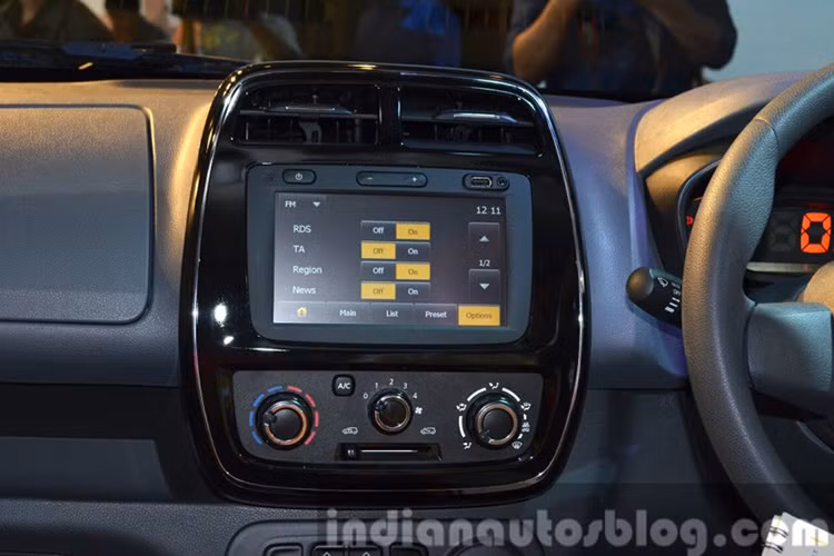 Ngoài việc được trang bị một màn hình LCD cỡ nhỏ, xe còn được trang bị điều hoà tiêu chuẩn, các nút bấm báo đèn ưu tiên, khoá điện... tiện dụng.