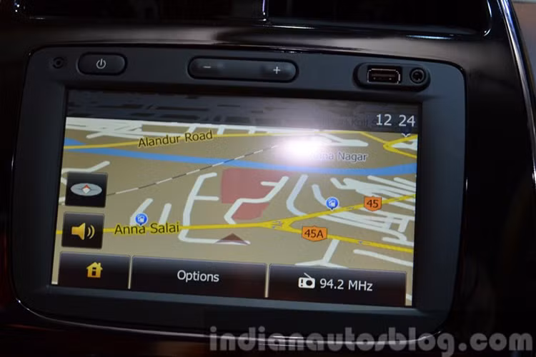 Màn hình này hỗ trợ người lái bản đồ tìm đường, GPS, hiển thị cuộc gọi điện thoại và một số tính năng giải trí...