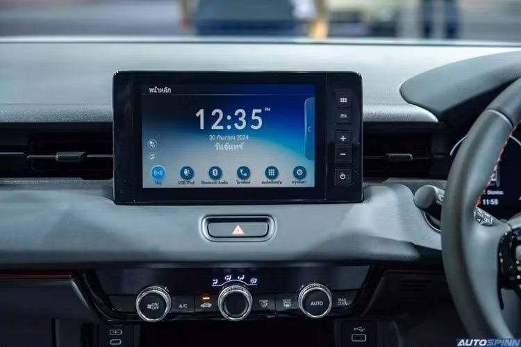 Màn hình giải trí mới kích thước 8 inch, hỗ trợ Apple CarPlay và Android Auto không dây, trong khi các cửa gió điều hòa phía sau, sáu loa và hai gương trang điểm có đèn nền đều là trang bị tiêu chuẩn. Các tính năng bổ sung khác chỉ có từ biến thể EL trở lên, bao gồm các cổng USB-C phía trước và phía sau, ghế lái chỉnh điện 8 hướng và sạc không dây Qi.