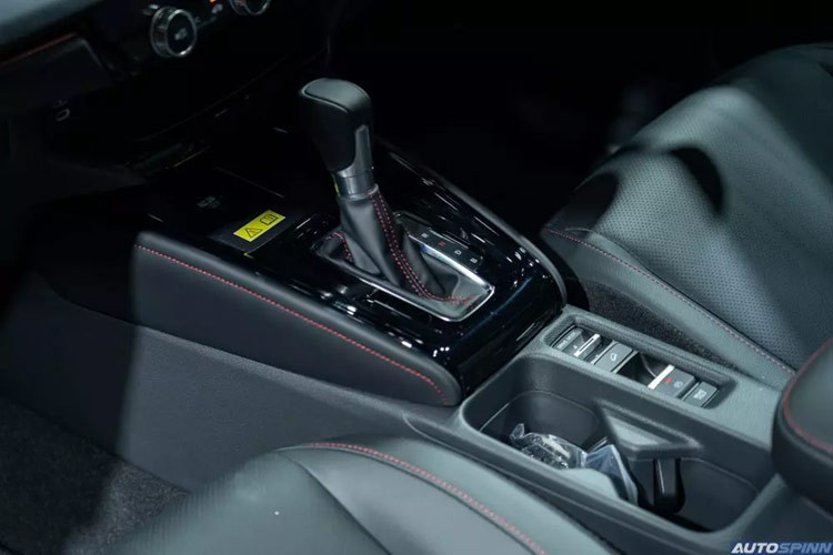 Như trước đây, Honda HR-V thế hệ mới vẫn được trang bị hệ thống hỗ trợ lái Honda Sensing, bao gồm phanh khẩn cấp tự động, kiểm soát hành trình thích ứng với tính năng Theo xe ở tốc độ thấp, hỗ trợ giữ làn và cảnh báo khi xe rời làn.