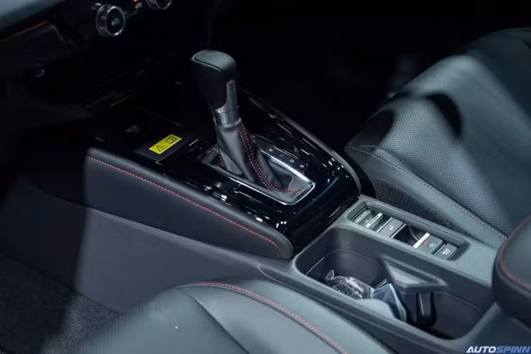 Như trước đây, Honda HR-V thế hệ mới vẫn được trang bị hệ thống hỗ trợ lái Honda Sensing, bao gồm phanh khẩn cấp tự động, kiểm soát hành trình thích ứng với tính năng Theo xe ở tốc độ thấp, hỗ trợ giữ làn và cảnh báo khi xe rời làn.