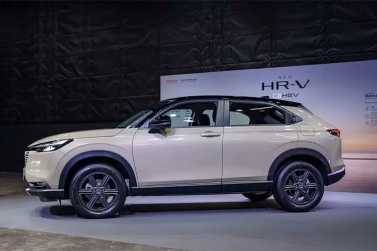 Mức tiêu thụ nhiên liệu được đánh giá ở mức 3,9L/100km, mang đến phạm vi hoạt động hơn 800 km. Mẫu RS còn được trang bị hệ thống lái với tỷ số biến thiên, giúp nâng cao trải nghiệm khi vận hành.