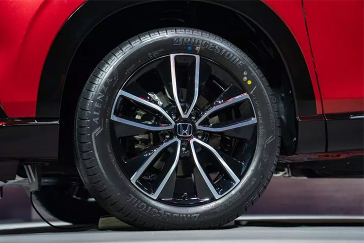 Phiên bản RS tại Thái Lan vẫn sở hữu bộ bodykit đen bóng đặc trưng với cản trước nhô ra và ốp cản sau, trang trí với các dải chrome và họa tiết màu đỏ ở phần đầu xe. Biến thể cao cấp này được trang bị đèn pha LED projector ma trận mới với công nghệ chủ động điều chỉnh góc chiếu, cùng đèn hậu tối màu. 