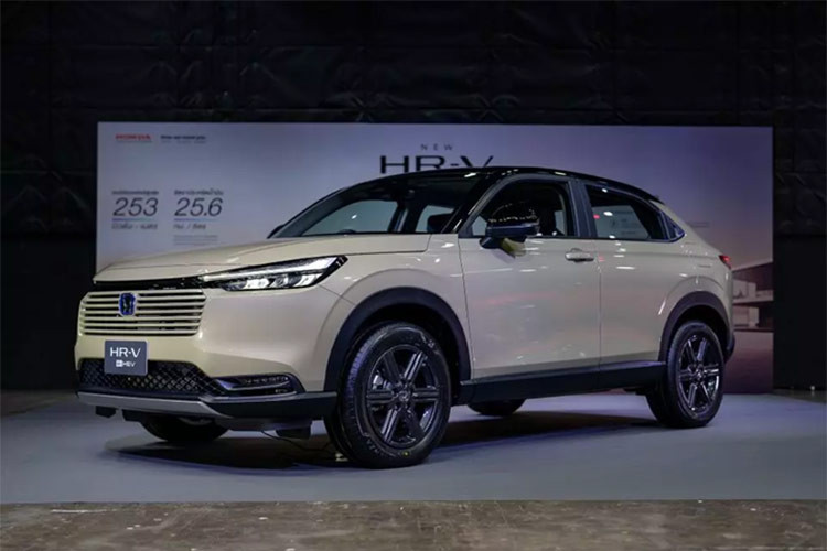 Cụ thể, bản e:HEV EL có giá 1.079.000 baht (tương đương 796 triệu đồng) và biến thể cao cấp nhất e:HEV RS có giá 1.179.000 baht (tương đương 869 triệu đồng). Sau Thái Lan, Honda HR-V mới sẽ tiếp tục ra mắt tại các thị trường Đông Nam Á khác như Việt Nam.