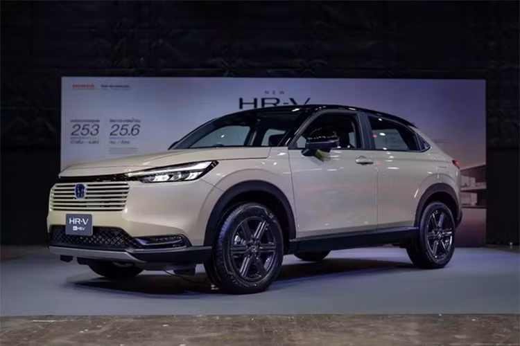 Cụ thể, bản e:HEV EL có giá 1.079.000 baht (tương đương 796 triệu đồng) và biến thể cao cấp nhất e:HEV RS có giá 1.179.000 baht (tương đương 869 triệu đồng). Sau Thái Lan, Honda HR-V mới sẽ tiếp tục ra mắt tại các thị trường Đông Nam Á khác như Việt Nam.