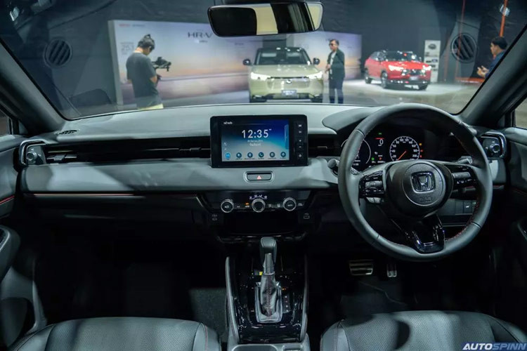 Bên trong nội thất của mấu xe SUV cỡ B nhà Honda, bảng điều khiển trung tâm của phiên bản tiền nhiệm đã được thay thế bằng một thiết kế đối xứng truyền thống với một ngăn chứa đồ bổ sung dưới các điều khiển điều hòa. 
