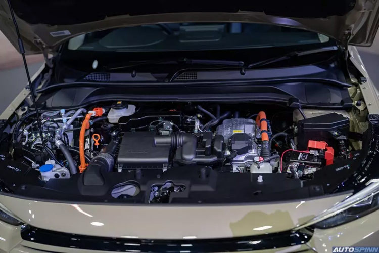 HR-V tại Thái Lan vẫn chỉ có phiên bản hybrid, được trang bị động cơ điện sản sinh công suất 131 mã lực và mô-men xoắn 253 Nm, kết hợp với động cơ xăng 1.5L i-VTEC hút khí tự nhiên có công suất 106 mã lực và mô-men xoắn 127 Nm.