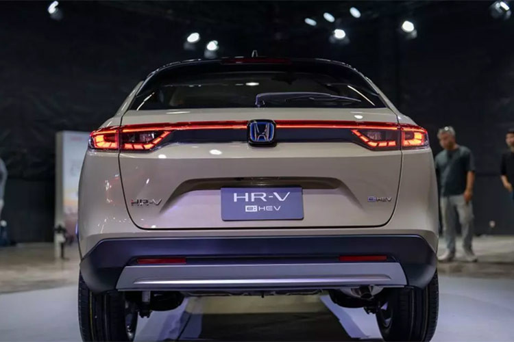 Mức giá xe Honda HR-V 2025 khởi điểm ưu đãi từ 899.000 baht (tương đương 663 triệu đồng) cho biến thể e:HEV E trong thời gian đầu, sau đó sẽ tăng lên 949.000 baht (tương đương 700 triệu đồng) từ 1/1/2025. Trong khi đó, hai biến thể còn lại dù được bổ sung nhiều nâng cấp nhưng vẫn giữ nguyên giá như trước. 