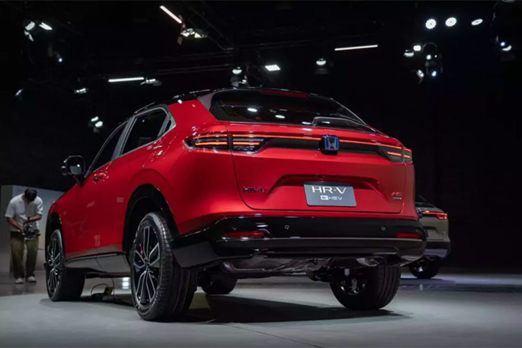 Các tùy chọn mâm hợp kim 17 và 18 inch vẫn được giữ nguyên trên Honda HR-V 2025, nhưng mâm 18 inch nay đã được hoàn thiện với hai tông màu (trước đây là màu xám hoàn toàn), giúp xe đồng bộ với các thị trường khác. 