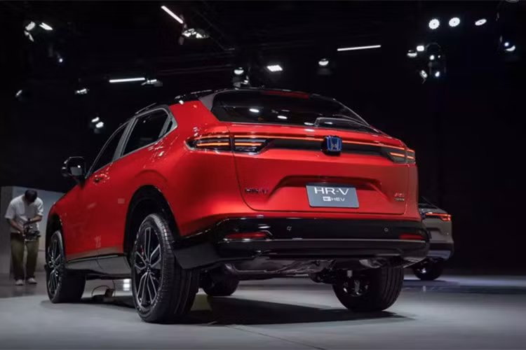 Các tùy chọn mâm hợp kim 17 và 18 inch vẫn được giữ nguyên trên Honda HR-V 2025, nhưng mâm 18 inch nay đã được hoàn thiện với hai tông màu (trước đây là màu xám hoàn toàn), giúp xe đồng bộ với các thị trường khác. 