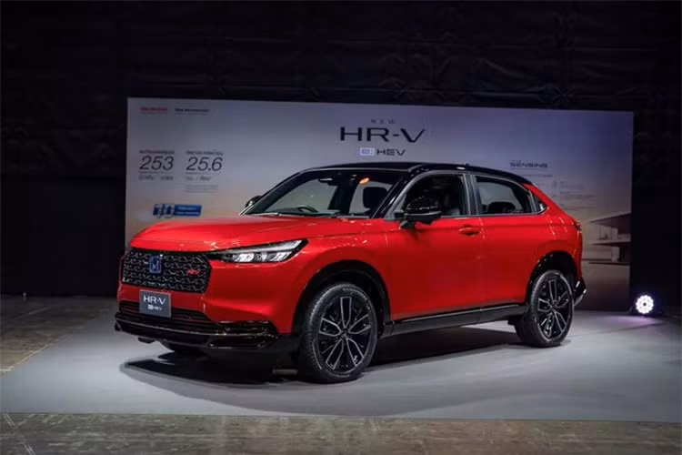 Hai tháng sau khi được công bố mở bán tại thị trường Thái Lan, hãng xe Nhật Bản cuối cùng đã chính thức ra mắt mẫu xe SUV cỡ B là Honda HR-V 2025 mới bản nâng cấp đồng thời công bố giá bán chính thức.