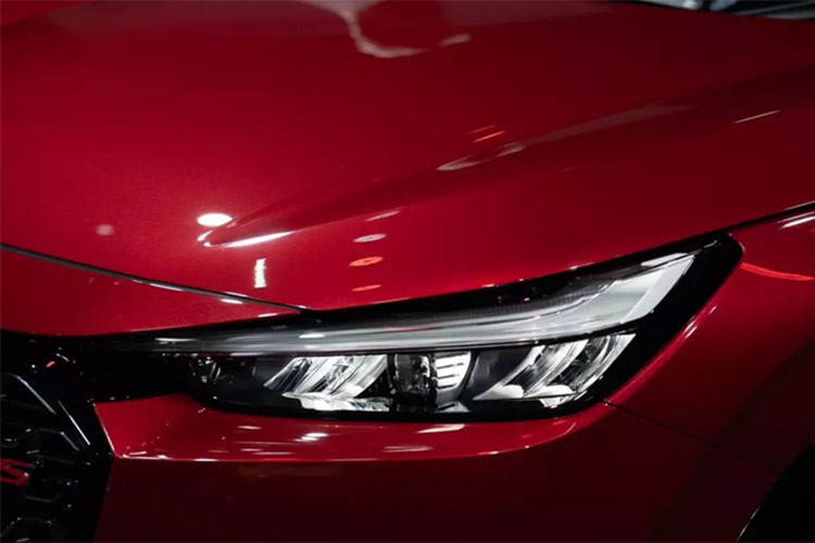 Phần đầu xe SUV Honda HR-V 2025 với lưới tản nhiệt rộng hơn, tương tự như mẫu Honda Elevate (có tên gọi WR-V tại Nhật Bản), với một thanh bạc nối liền hai đèn pha. Xe cũng có đèn hậu mới với các thanh đỏ mảnh, mang lại vẻ ngoài thanh thoát hơn cho xe.