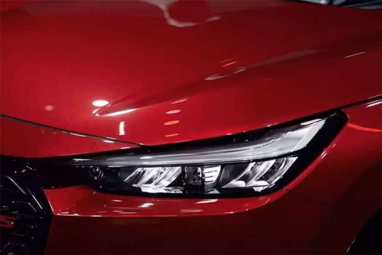 Phần đầu xe SUV Honda HR-V 2025 với lưới tản nhiệt rộng hơn, tương tự như mẫu Honda Elevate (có tên gọi WR-V tại Nhật Bản), với một thanh bạc nối liền hai đèn pha. Xe cũng có đèn hậu mới với các thanh đỏ mảnh, mang lại vẻ ngoài thanh thoát hơn cho xe.