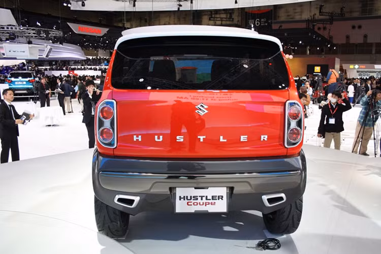 Đuôi xe được thiết kế vuông vắn, tiện dụng cho việc di chuyển trong phố. Nó được thiết kế với hai ống xả ngay dưới dè sau.