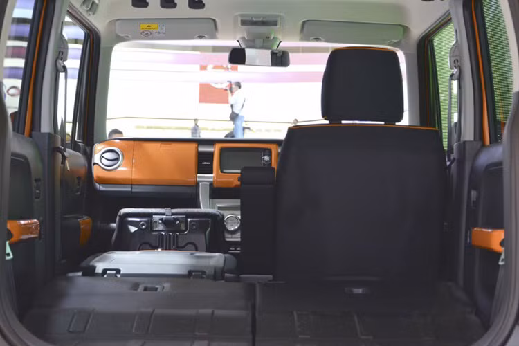 Xe chỉ có hai ghế và đuôi sau rộng rãi để chở đồ. Khi bạn chỉ đi một mình, ghế ngồi bên cạnh cũng có thể được gập lại làm tăng thêm diện tích.