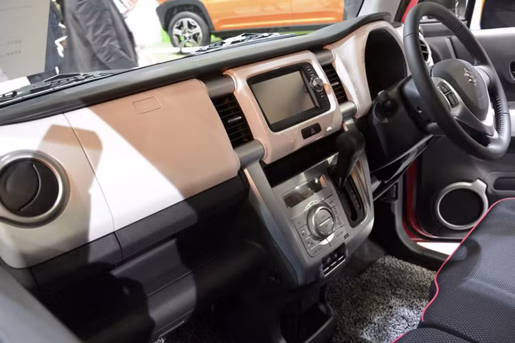 Suzuki Hustler phiên bản coupe trang bị động cơ 3 xi-lanh dung tích 658 phân khối, kết hợp với hộp số CVT. Chiếc xe này rất tiết kiệm năng lượng, mức tiêu hao nhiên liệu chỉ 3,12 lít/100km.