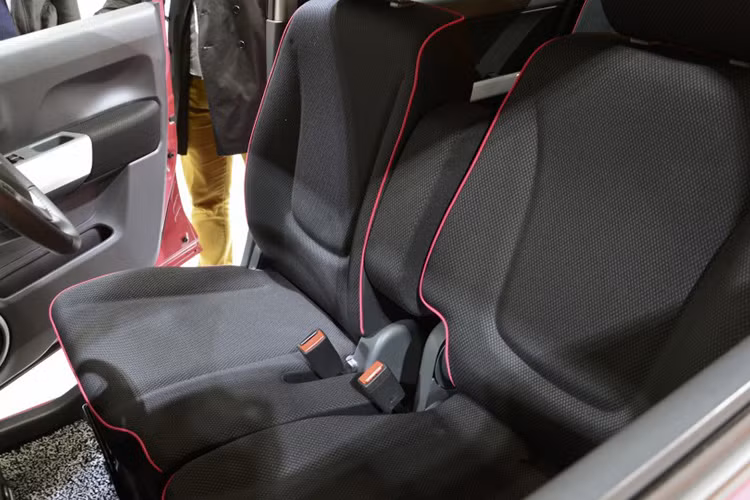 Hàng ghế được thiết kế tiết kiệm dành cho hai người được bọc chất liệu vải nhung đen và viền màu hồng.