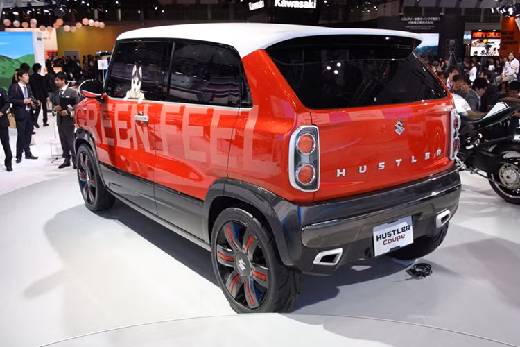 Bên ngoài xe được trang trí với màu sắc bắt mắt, màu đen phía dưới chân, đỏ ở giữu và màu trắng phía trên cùng nóc xe.