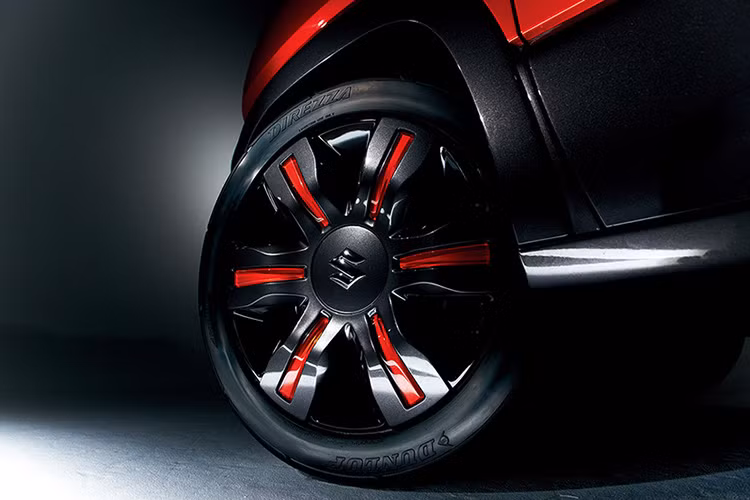 Khác với dòng Kei car truyền thống, Suzuki Hustle được trang bị bộ mâm cỡ lớn cùng các chi tiết nhựa trang trí lấy cảm hứng từ kiểu crossover.