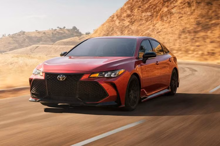 Có thể nói, Toyota Camry TRD và Avalon TRD 2019 sẽ tăng cường sự thể thao cho phân khúc sedan cỡ trung tại thị trường Mỹ. Đúng như những hình ảnh rò rỉ, cả hai mẫu xe mới này đều được bổ sung bộ body kit thể thao, bao gồm bộ chẻ khí trước, thanh ba-bô-lê bên sườn, bộ khuếch tán sau cũng như cánh gió đuôi.