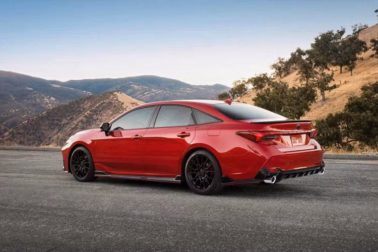 Đặc biệt, Toyota Camry TRD 2019 có thêm lò xo và thanh cân bằng chắc chắn hơn. Điều này giúp tăng 44% khả năng chống lật ở phía trước và 67% ở đằng sau. Tuy nhiên, điều này không được áp dụng cho Avalon TRD 2019 vì hãng Toyota cho rằng khách hàng mua mẫu sedan này đề cao sự thoải mái hơn.