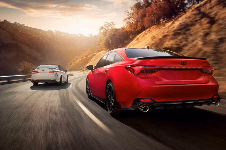 Dự kiến, hai mẫu xe mới này sẽ chỉ được sản xuất với số lượng có hạn. Hai mẫu xe này sẽ được bán ra tại thị trường Mỹ vào mùa thu năm sau. Mức giá Toyota Camry TRD và Avalon TRD 2019 chính thức hiện vẫn chưa được công bố.