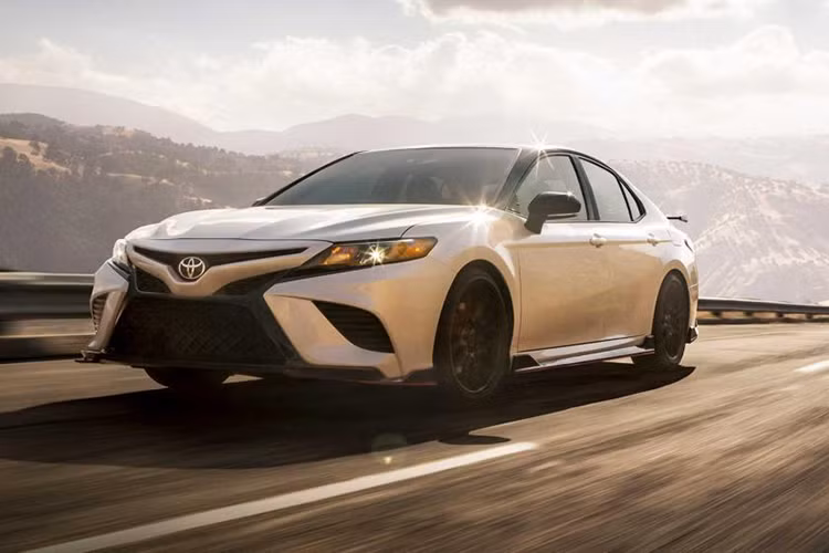 Bên trong Toyota Camry TRD và Avalon TRD 2019 xuất hiện nhiều chi tiết màu đỏ tương tự ngoại thất. Từ logo TRD thêu trên tựa đầu ghế, dây đai an toàn, chỉ khâu cần số và mặt táp-lô đến viền thảm sàn TRD, tất cả đều có màu đỏ tương phản.