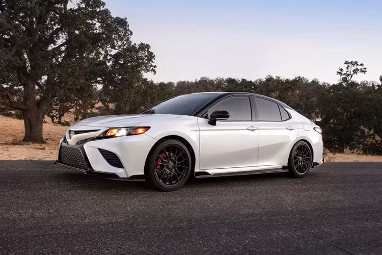 Đáng tiếc là Toyota không thay đổi thông số động cơ của Camry TRD và Avalon TRD 2019. Cặp đôi xe này dùng động cơ xăng V6, dung tích 3,5 lít với công suất tối đa 301 mã lực. Bù lại, với hệ thống xả mới, động cơ sẽ mang đến âm thanh ấn tượng hơn.