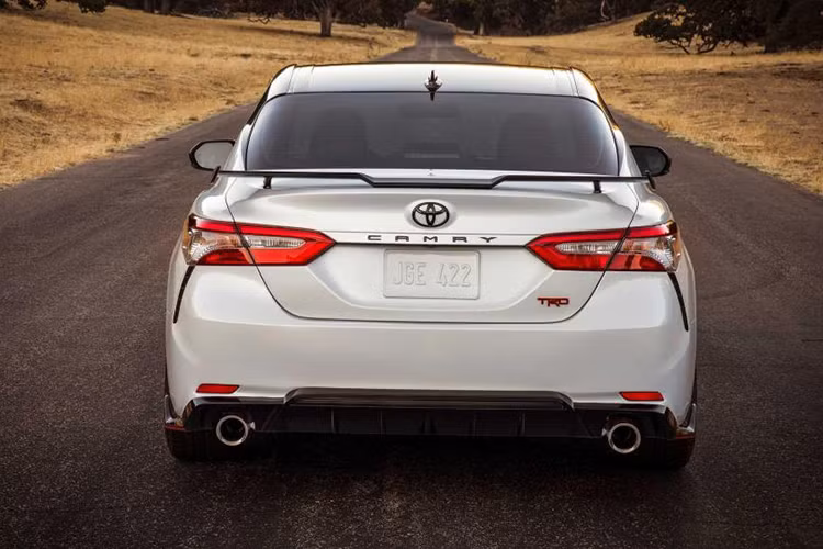 Là mẫu sedan cao cấp hơn, Toyota Avalon TRD 2019 sẽ có thêm tính năng sưởi ghế trước. Trong khi đó, Toyota Camry TRD 2019 có những chi tiết bọc nỉ.