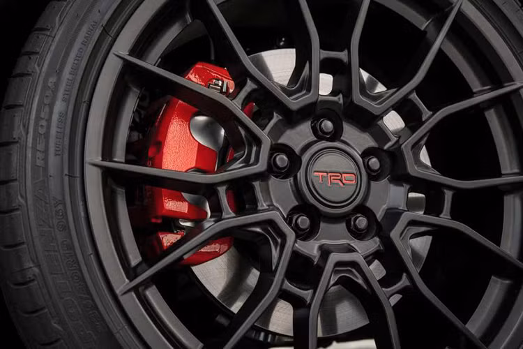 Bên sườn của Toyota Camry TRD và Avalon TRD 2019 ngoài thanh ba-bô-lê thể thao còn có bộ vành hợp kim TRD màu đen với đường kính 19 inch. Riêng Toyota Camry TRD 2019 sẽ được trang bị nhiều chi tiết ngoại thất màu đen làm điểm nhấn như lưới tản nhiệt, cánh gió đuôi, nóc và bộ khuếch tán.