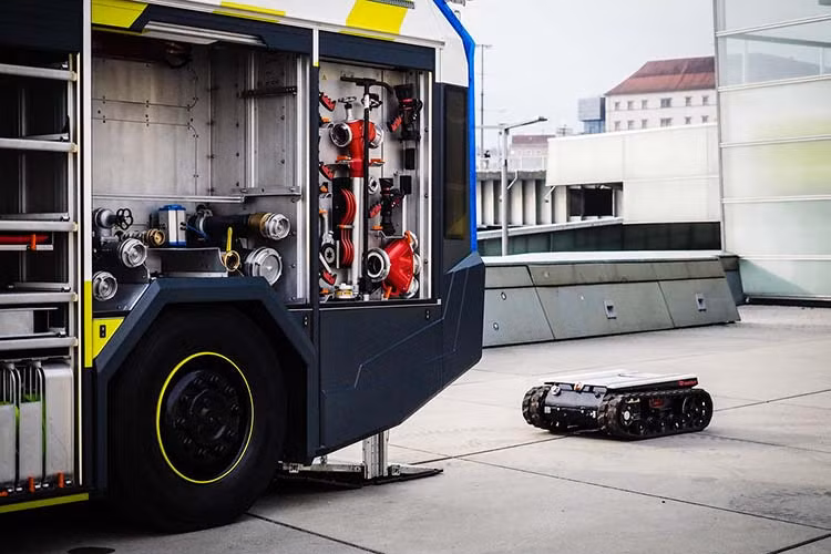 Rosenbauer nói rằng bên cạnh việc loại bỏ ống xả khí thải, CFT cũng có một dáng vẻ nhỏ gọn và dễ bẻ lái hơn so với một chiếc xe cứu hỏa thông thường. Nó cũng an toàn hơn cho đội ngũ lính để vận hành các hệ thống, bởi họ không cần trèo vào trong khoang cabin nữa – mọi thứ có thể vận hành từ mặt đất.