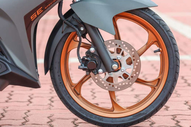 Hệ thống treo gồm phuộc trước dạng ống lồng và giảm xóc đơn sau, đi kèm là bộ vành đúc 17 inch 5 chấu cùng bộ lốp kích thước 70/90 và 80/90. Các tiện ích trên xe bao gồm giỏ chứa đồ phía trước và cổng sạc USB.