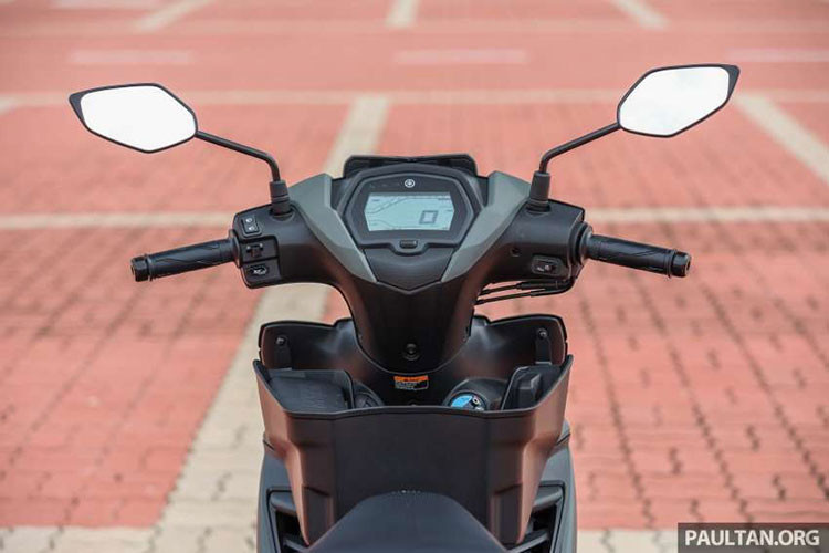 Do là phiên bản mới nhất, Exciter 135 Fi tại Malaysia có đầu đèn pha của mẫu Exciter 150, trong khi đó mặt nạ tích hợp đèn định vị có phần giống với mặt nạ của Exciter 135 tại Việt Nam. Mặt khác, phần đuôi xe lại khiến nhiều người liên tưởng đến mẫu Exciter 155 VVA. 