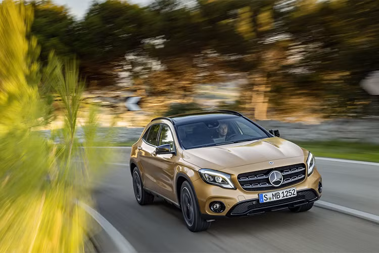 Mercedes-Benz GLA 2018 có thiết kế bắt mắt, thân xe thiết kế khí động học mang đậm thiết kế mới của thương hiệu xe sang đến từ Đức. Mẫu xe này hiện đang được phân phối chính hãng tại thị trường Việt Nam với mức giá lần lượt là 1,619 và 1,859 tỷ đồng (đã bao gồm thuế GTGT).