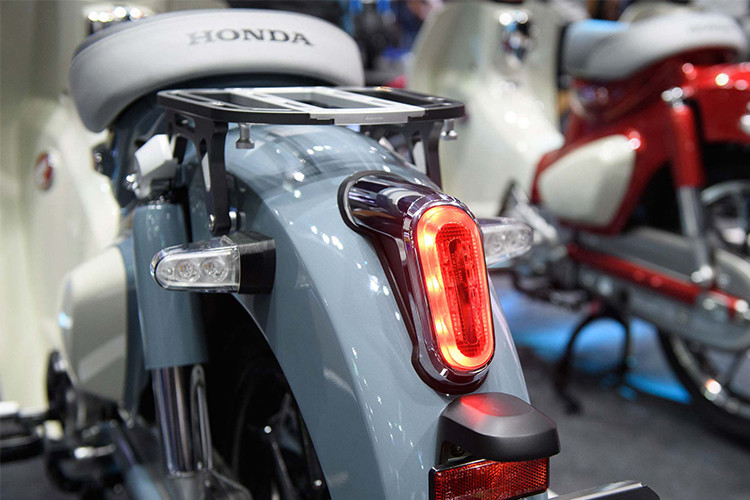 Tuy nhiên ở phía sau đuôi xe, Honda đã quyết định thực hiện một cú "chấm phá" trong thiết kế của chiếc xe với bộ đèn hậu cùng xi-nhan LED với thiết kế hiện đại, hoàn toàn khác biệt so với chiếc Cub thông thường.