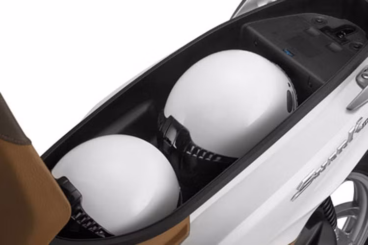 Một điểm nhấn đáng chú ý với những khách hàng quan tới mẫu xe Sharrk 125 mini mới của SYM chính là cốp để đồ dưới yên có khả năng chứa 02 mũ bảo hiểm nửa đầu và thêm một số vật dụng khác.