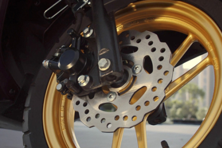 Về hệ thống treo, Yamaha Avenue Hybrid 2025 được trang bị cặp phuộc ống lồng ở trước, giảm xóc lò xo trụ đơn đặt lệch một bên. Động cơ của Avenue 125 Hybrid là loại 125cc, đơn xi-lanh, 4 thì, SOHC, 2 van, làm mát bằng không khí.