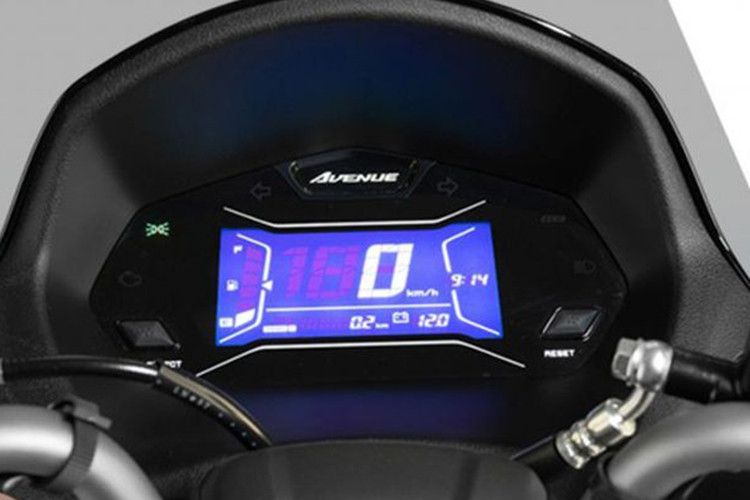 Xe cũng sở hữu cụm tay lái đặc trưng của maxi-scooter với yên xe tạo sự thoải mái cho khách hàng khi vận hành. Đồng hồ hiển thị là màn hình LCD kỹ thuật số đơn sắc với độ tương phản cao, thể hiện rõ ràng các thông tin như vận tốc, lượng xăng, thời gian và hành trình. 