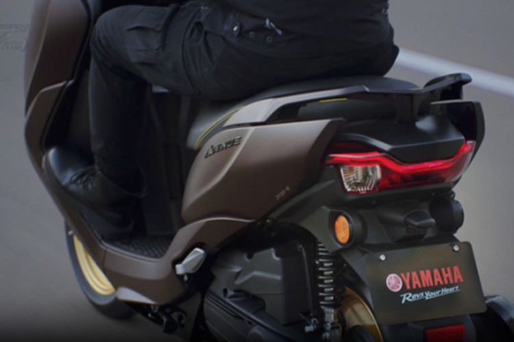 Tuy nhiên, điều đáng tiếc là xe sử dụng vành hợp kim 12 inch cả trước và sau với lốp 110/70-12, nếu được trang bị vành lớn hơn sẽ có thể giúp xe có được khả năng vận hành linh hoạt hơn.