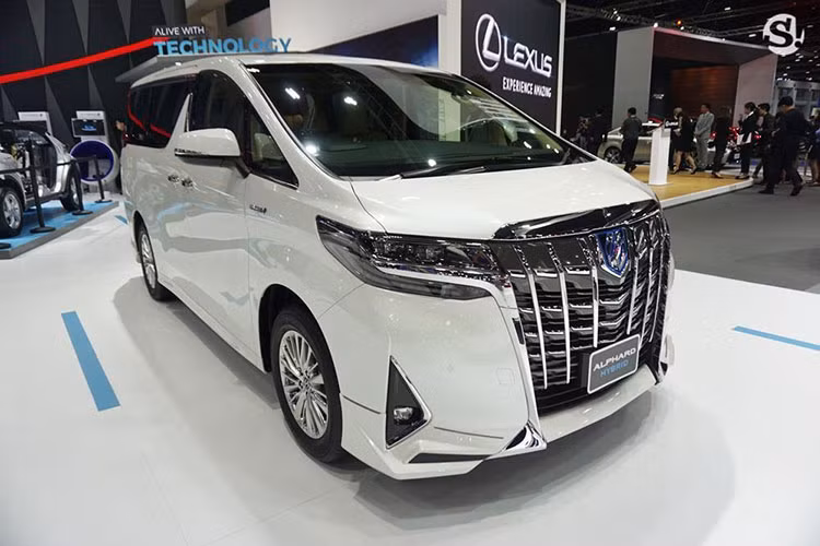 MPV hạng sang Toyota Alphard 2018 đã lần đầu tiên ra mắt tại thị trường quê nhà Nhật Bản vào tháng 12/2017. Tại triển lãm ôtô Bangkok 2018, Toyota tiếp tục giới thiệu mẫu xe được mệnh danh là "chuyên cơ mặt đất" này với thị trường Đông Nam Á, cụ thể tại Thái Lan.