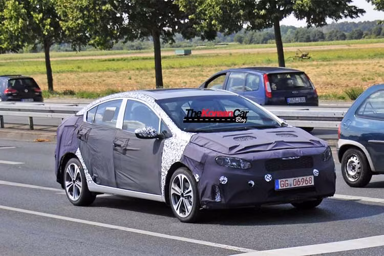 Hai phiên bản đầu tiên được hãng xe ôtô Kia trang bị động cơ 1.6L Gamma II, công suất 130 mã lực, mô-men xoắn 157 Nm; và động cơ 2.0L Nu MPI công suất 161 mã lực, mô-men xoắn 194 Nm cho biến thể range-topping. Tất cả các phiên bản đều được kết nối với hộp số tự động 6 cấp.