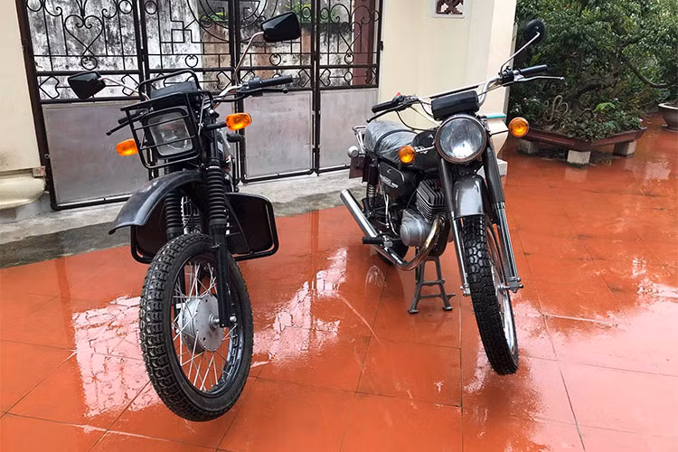 Một người đam mê các dòng xe máy cổ vừa "show hàng" một chiếc M1nsk M125X phiên bản 2012 hay còn được gọi với cái tên " xe máy Minsk chở lợn" tại Việt Nam, (đây được xem là phiên bản tái xuất xe Minsk của thập niên 70, 80 khá phổ biến ở thị trường Việt Nam).