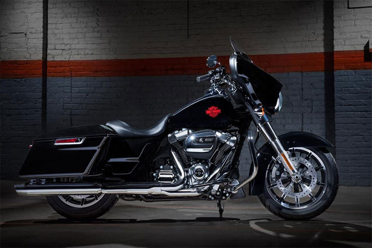 Harley-Davidson Electra Glide 2019 vẫn mang thiết kế quen thuộc như kính gió dạng cánh dơi bản lớn, dáng xe Cruiser yên thấp cũng bộ thùng hông quen thuộc. Đáng chú ý, Electra Glide Standard 2019 sẽ được trang bị cho cặp vành hợp kim nhôm cực kỳ nổi bật.
